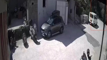 Evin avlusundaki ağaç kamyonetin üzerine devrildi