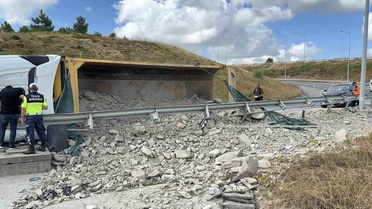 Arnavutköy'de Hafriyat Kamyonu Kaza Yaptı