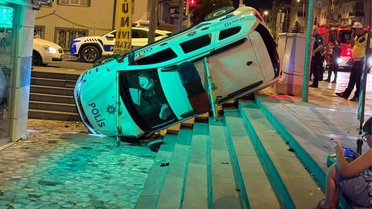 Otomobille çarpışan polis aracı yan yattı! 2'si bekçi 3 yaralı