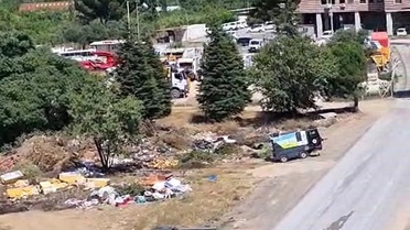 Kemalpaşa'da belediye binası arkası çöplüğe döndü