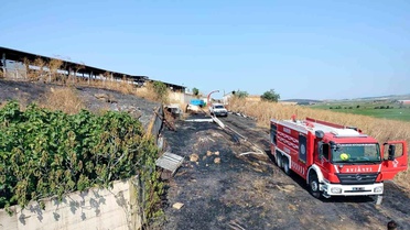 Manyas'ta otluk alan ve buğday tarlasında çıkan yangın söndürüldü