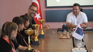 Kuşadası belediyesi'nin minik sporcularından başkan vekili demirtaş'a ziyaret