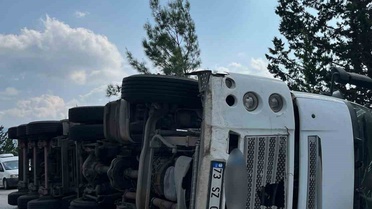Osmaniye’de un yüklü tır devrildi: 1 yaralı