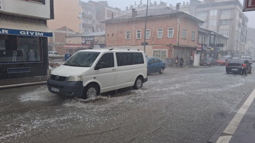 Havza'da sağanak ve rüzgar hayatı olumsuz etkiledi