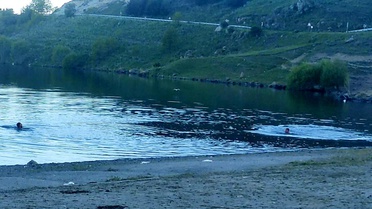 Gençler Çıldır Gölü'nde serinliyor