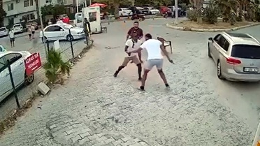 Sokakta çıkan tartışmada birbirini bıçakladılar; o anlar kamerada