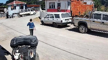Yere düşen Atatürk portresini öpüp kaldırdı; o anlar kamerada