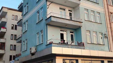 Eynesil'de balkon betonu düştü: Otomobil hasar gördü