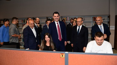 Bakan Murat Kurum, şehir kütüphanesini gezdi
