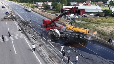 Çekmeköy'de Kamyon Takla Attı