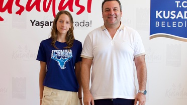 Kuşadası Belediye Başkan Vekili Demirtaş, şampiyon yüzücüyü ağırladı