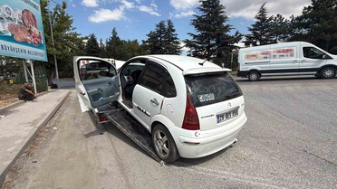 Eskişehir'de kafa kafaya çarpışma: 2 yaralı