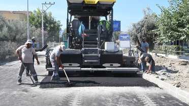 Kuşadası’nda sıcak asfalt çalışmasında sona gelindi