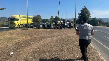 Efeler'de Kaza: Otomobil Aydınlatma Direğine Çarptı