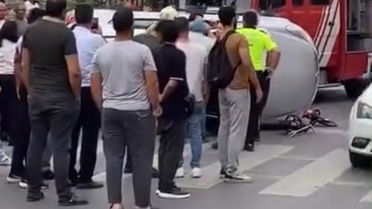Sultangazi'de Kaza: Sürücü Aracında Sıkıştı