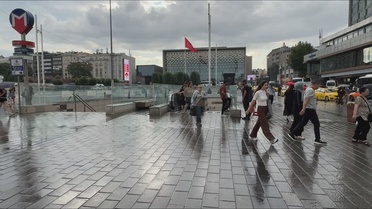 Taksim'de Sabah Yağışı Başladı