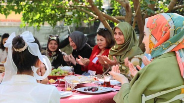 Protokol eşleri koruyucu aileyi yalnız bırakmadı
