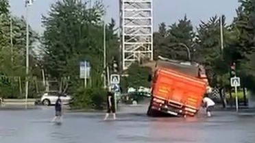 Adana’da su borusu patladı, yollar göl oldu