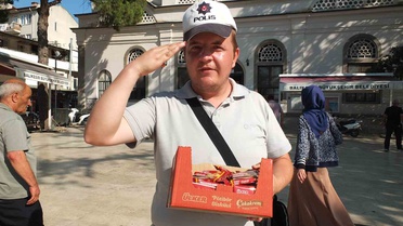 Seyyar Satıcı Mustafa'nın Polis Şapkası İlgi Çekiyor