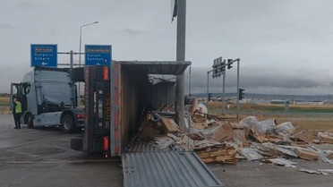 Çorum'da TIR Kazası: İki Şoför Yaralandı