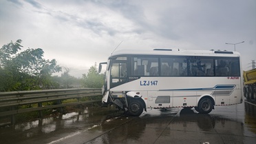 Eyüpsultan'da Midibüs Kazası: 3 Yaralı