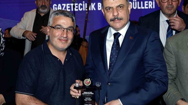 Feridun Fazıl Özsoy Başarılı Gazeteciler Ödül Töreni’nde İHA’ya ödül
