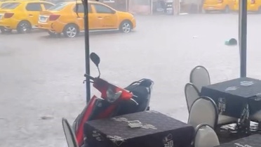 Karacabey'de Sağanak Yağış Hayatı Olumsuz Etkiledi