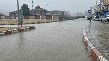 Kavak'ta Sağanak Yağış Hayatı Olumsuz Etkiledi
