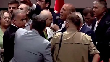 Kılıçdaroğlu rozet takarken Gürsel Tekin görevlileri fırçaladı: Sizi gerçekten bir dersten geçireceğim