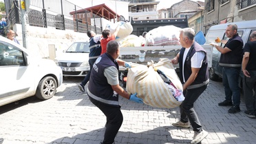 Konak Belediyesi zabıta ekipleri, seyyar satıcılara yönelik denetim gerçekleştirdi: İşgale izin yok!