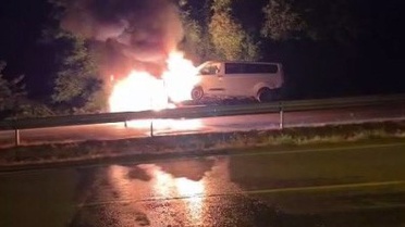 Seyir halindeki çekici alev aldı, üzerindeki kamyonet de yandı