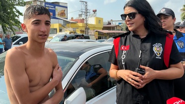 Tehlikeye aldırmadan kanalda serinleyen çocukları polis çıkardı, ailelerine ceza yazdı