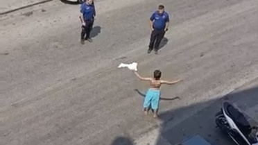 Önce yarı çıplak halde sokağa çıktı, daha sonra kendini balkondan attı