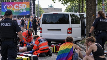 Berlin'de 'onur yürüşü'nde minibüs kalabalığa daldı: 1 ölü, 16 yaralı