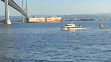 Osmangazi Köprüsü'nde 3 kişi deniz fenerinde mahsur kaldı