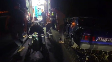 Akçadağ'da Lastik Patladı, Otomobil Refüje Çarptı