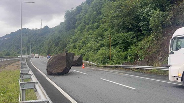 Rize'de Yolda Kaya Düşmesi