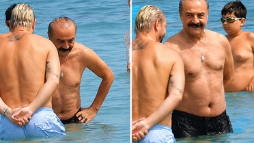 Yılmaz Erdoğan ve Caner Erkin Alaçatı'da denizde halay çekti