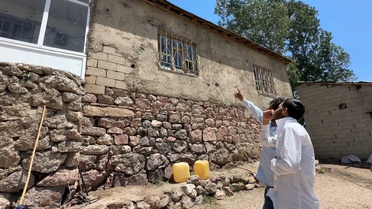 Evleri yılanların istilası altında: Hayatları kabusa dönen aile, yetkililerden yardım istiyor