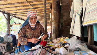Plastik Poşetlerden Kumaş Üretiyor