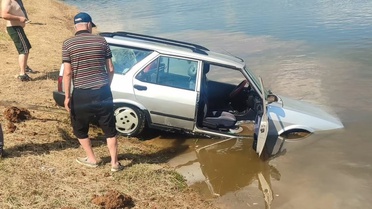 Baraja uçan otomobilden son anda atladı