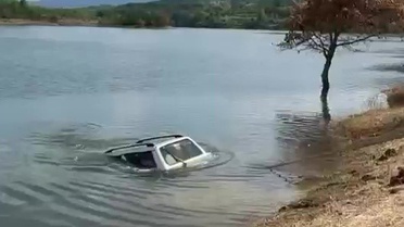 Baraja uçan otomobili cesur vatandaş kurtardı