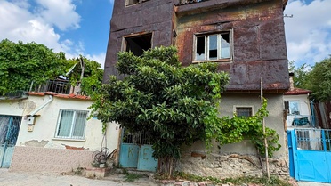Burdur Belediyesi, Tepe Mahallesi’ndeki riskli yapının yıkılmasını sağladı