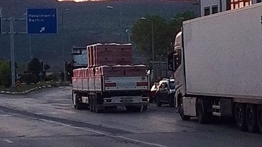 Zonguldak'ta Tırdan Tuğla Saçıldı