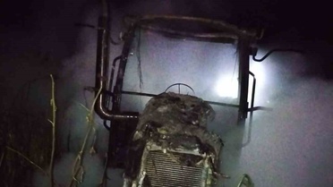 Gönen’de tarlada yanan traktör kullanılamaz hale geldi