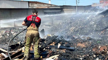 İzmir’de çöplüğe dönüştürülen boş arazi yine alevlere teslim