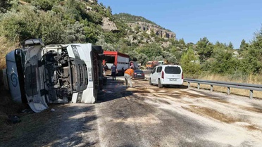 Silifke'de Tır Devrildi: Sürücü Yaralı, Hayvanlar Telef Oldu
