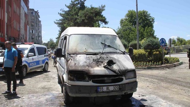 Samsun’da seyir halindeki minibüs yandı