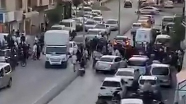 Adana'da husumetlilerin silahlı çatışmasında yoldan geçen genç vurularak öldü