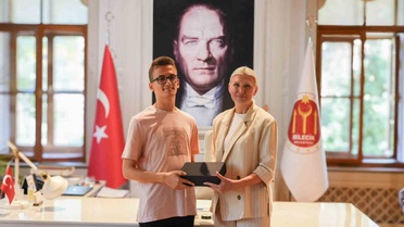 Başkan Subaşı, YKS Türkiye Birincisi Abdullah Uslu’yu belediyede ağırladı